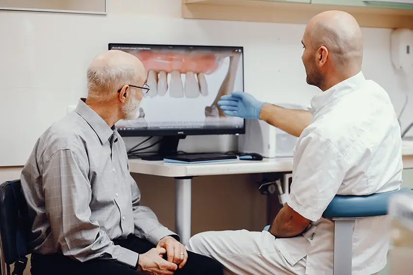 ایمپلنت دندان بدون درد: راهنمای کامل برای یک لبخند راحت و مطمئن برای سالمندان