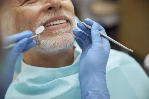 ایمپلنت کم‌ درد برای سالمندان : راهنمای کامل مزایا و مراقبت‌های ویژه