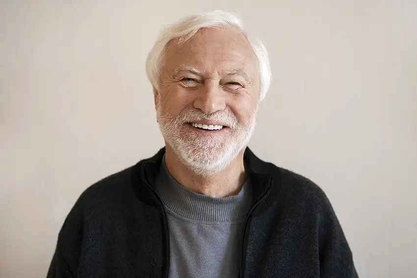 ایمپلنت کم‌ درد برای سالمندان : راهنمای کامل مزایا و مراقبت‌های ویژه